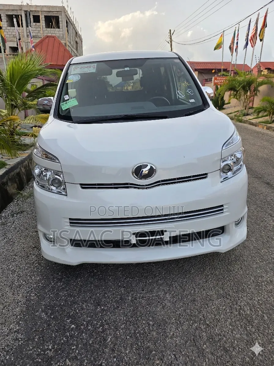 Toyota Voxy 2010 Pearl