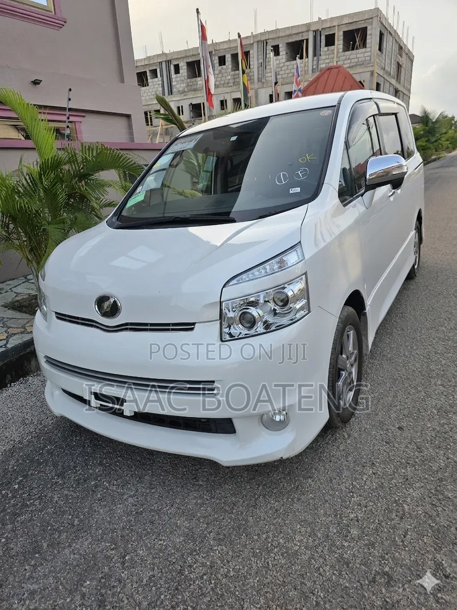 Toyota Voxy 2010 Pearl