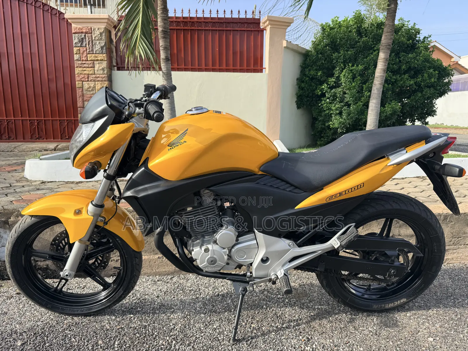 Honda CB 2012 Yellow