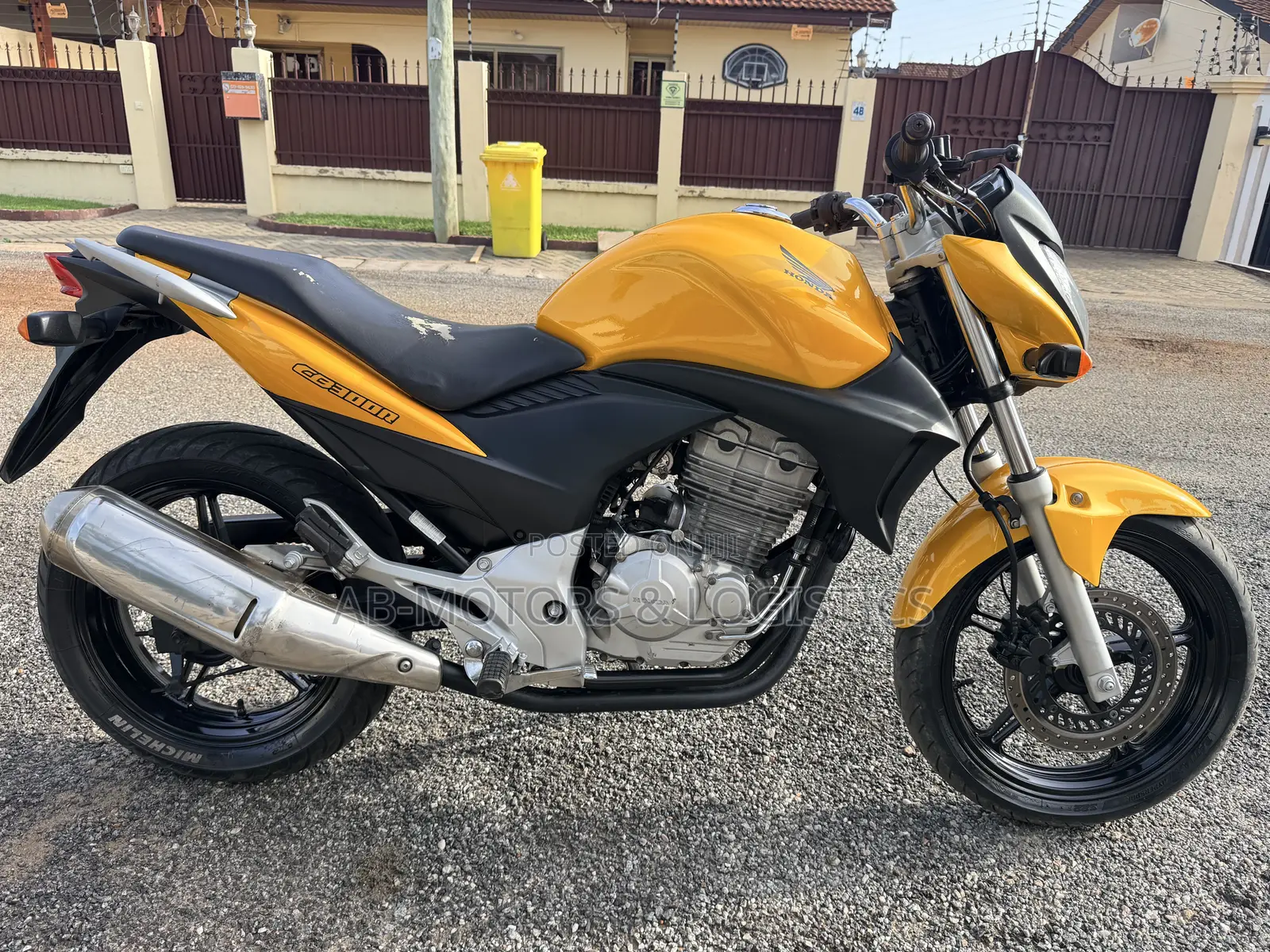 Honda CB 2012 Yellow