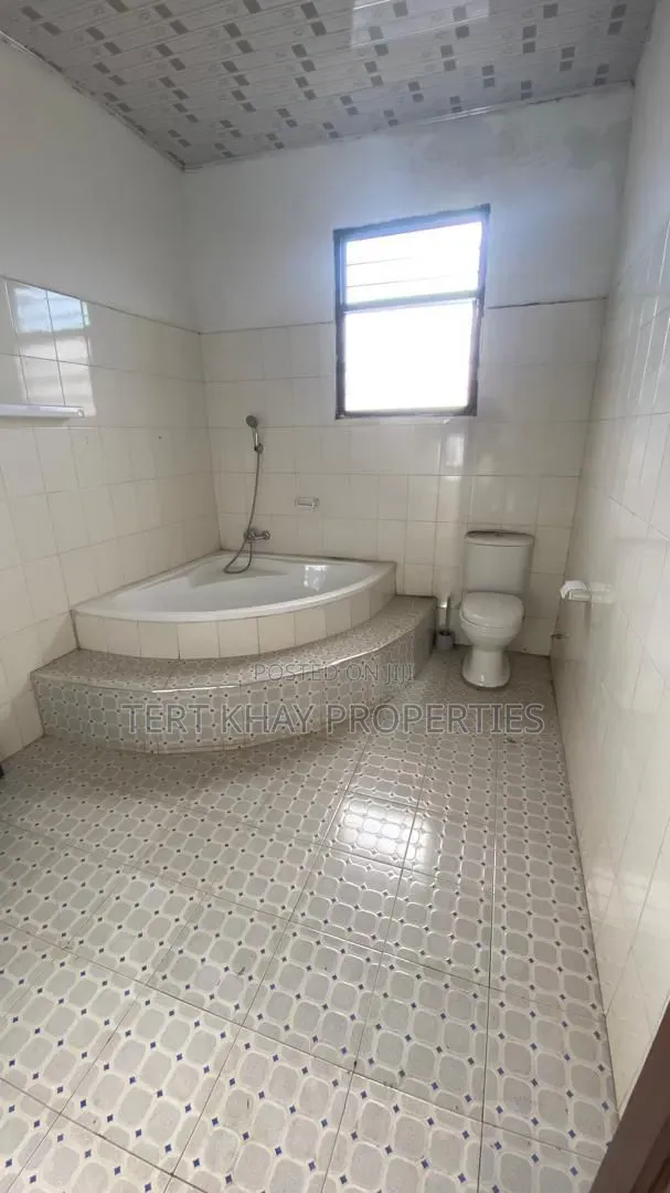 5bdrm House in Shallom Motors, Lashibi for sale