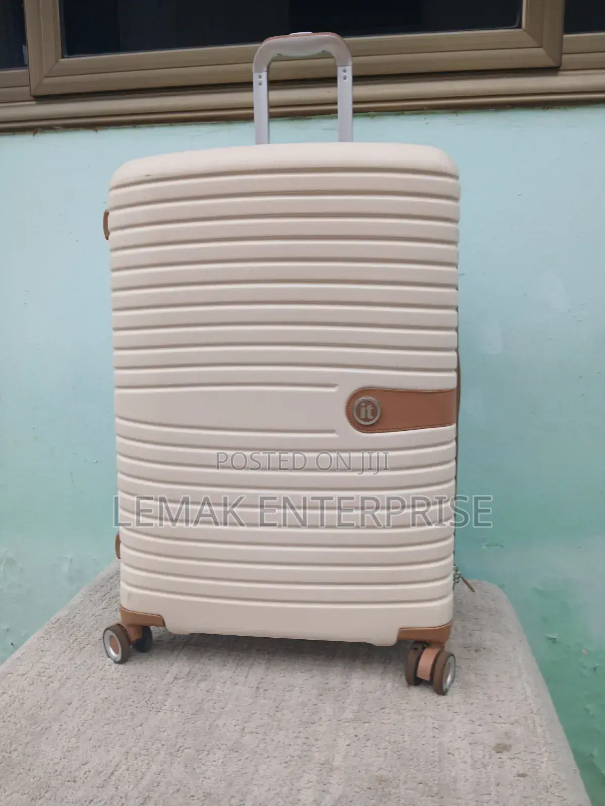 It Lunggage Bag/ Traveling Suitcase. 27" Beige Color. Medium