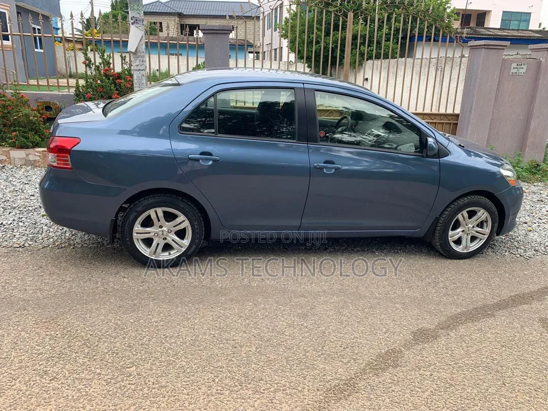Toyota Yaris 2012 Gray