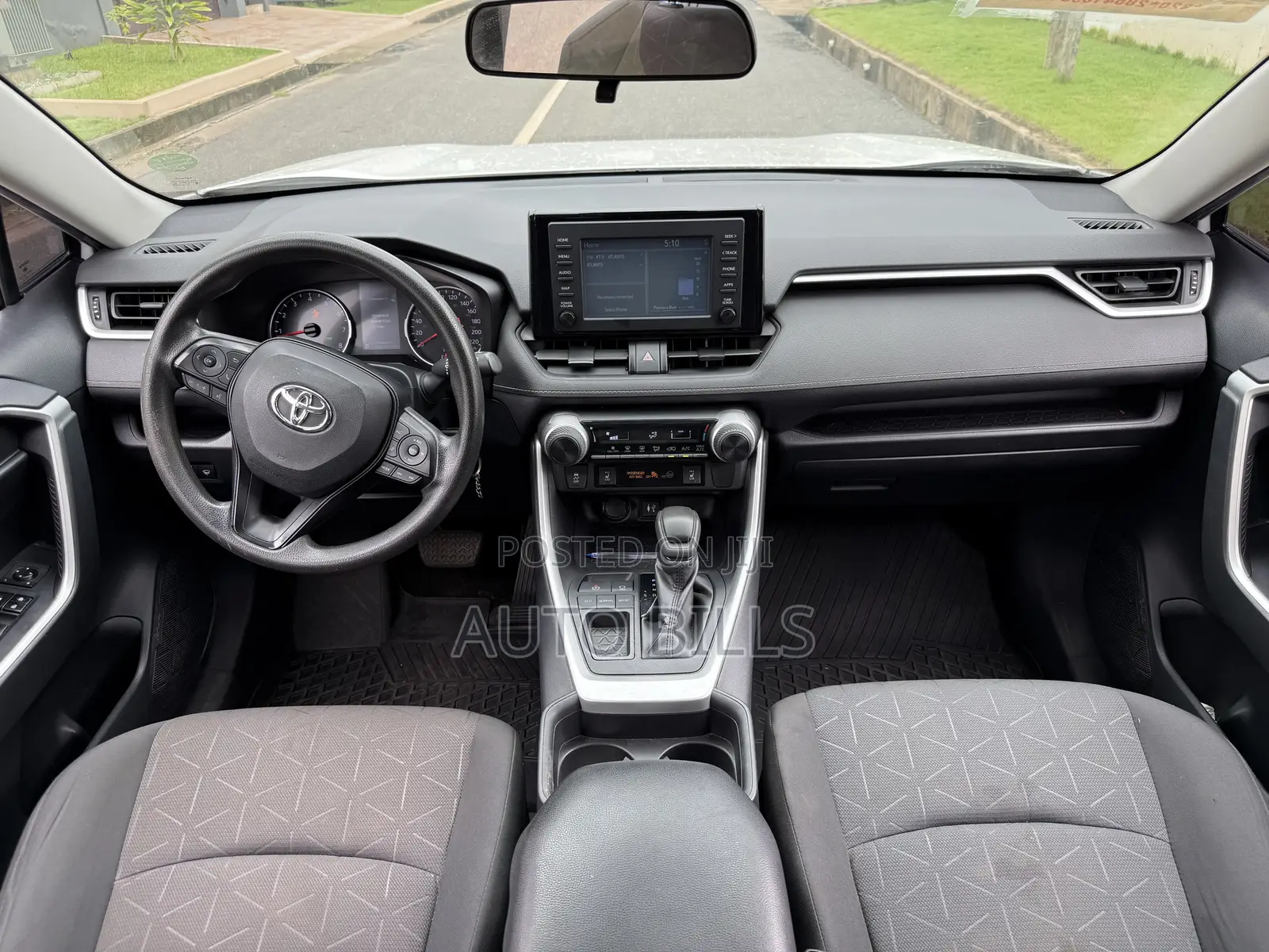 Toyota RAV4 LE AWD 2019 White