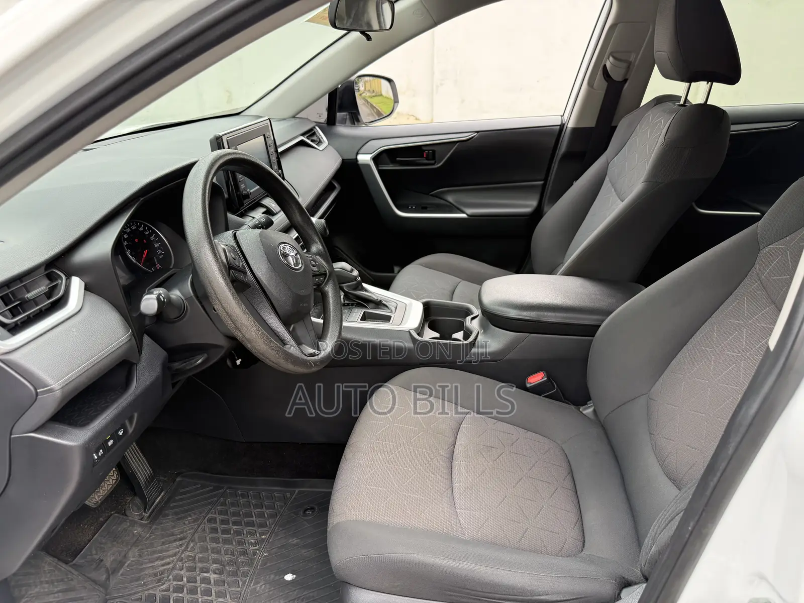 Toyota RAV4 LE AWD 2019 White