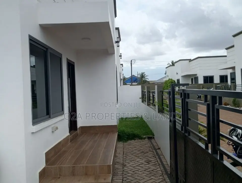 3bdrm Townhouse / Terrace in Adenta, Barrier for rent