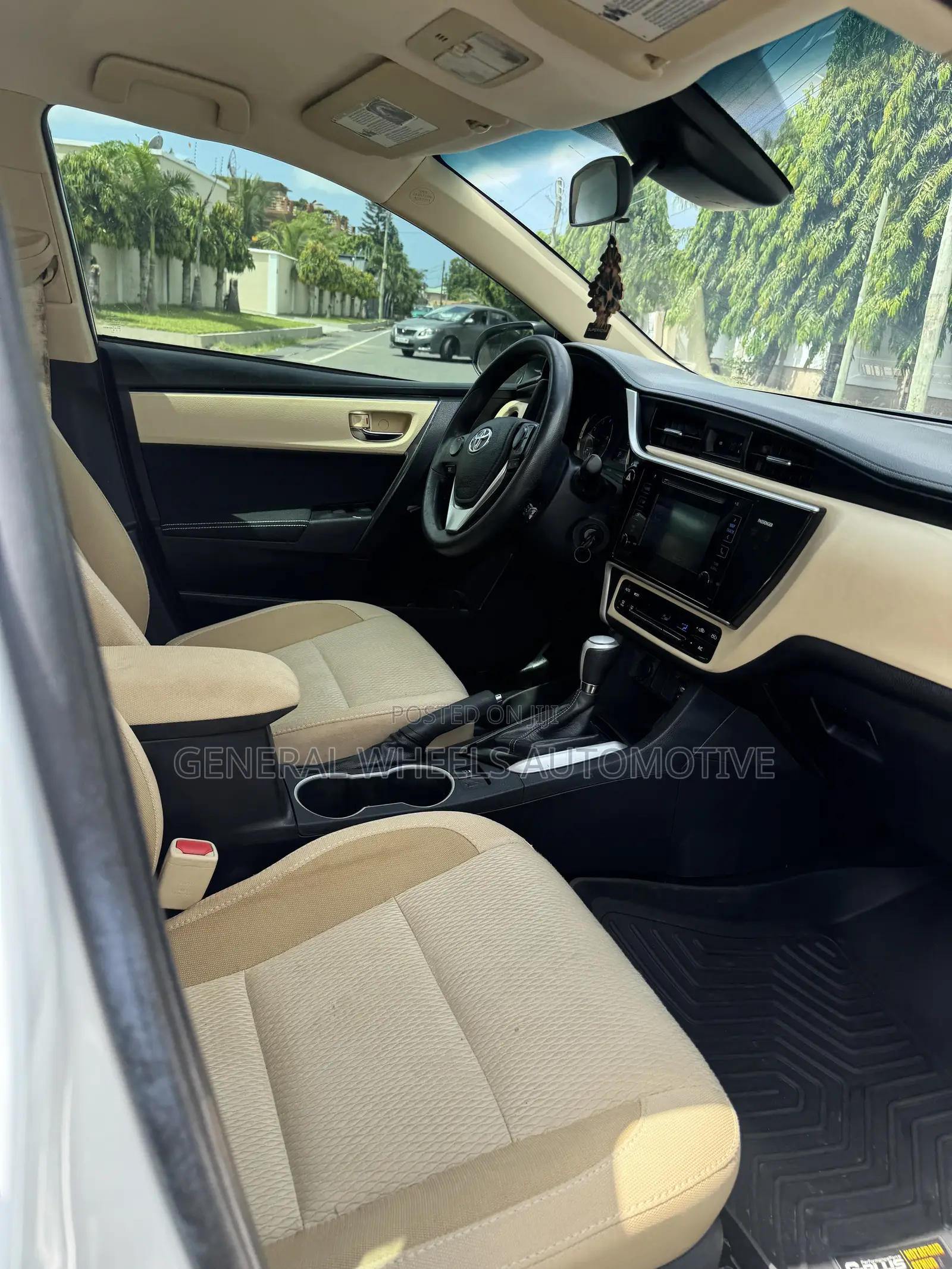 Toyota Corolla LE 4dr Sedan (1.8L 4cyl CVT) 2017 White