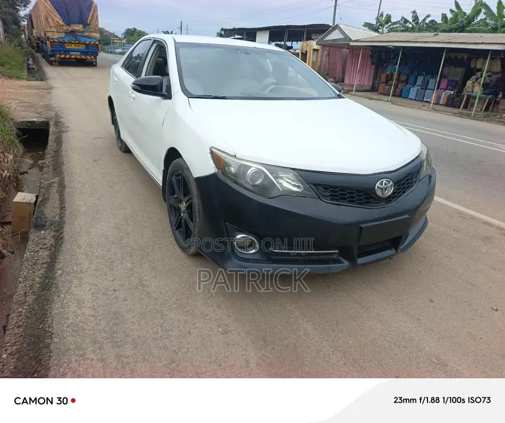 Toyota Camry SE 4dr Sedan (2.5L 4cyl 6A) 2013 White