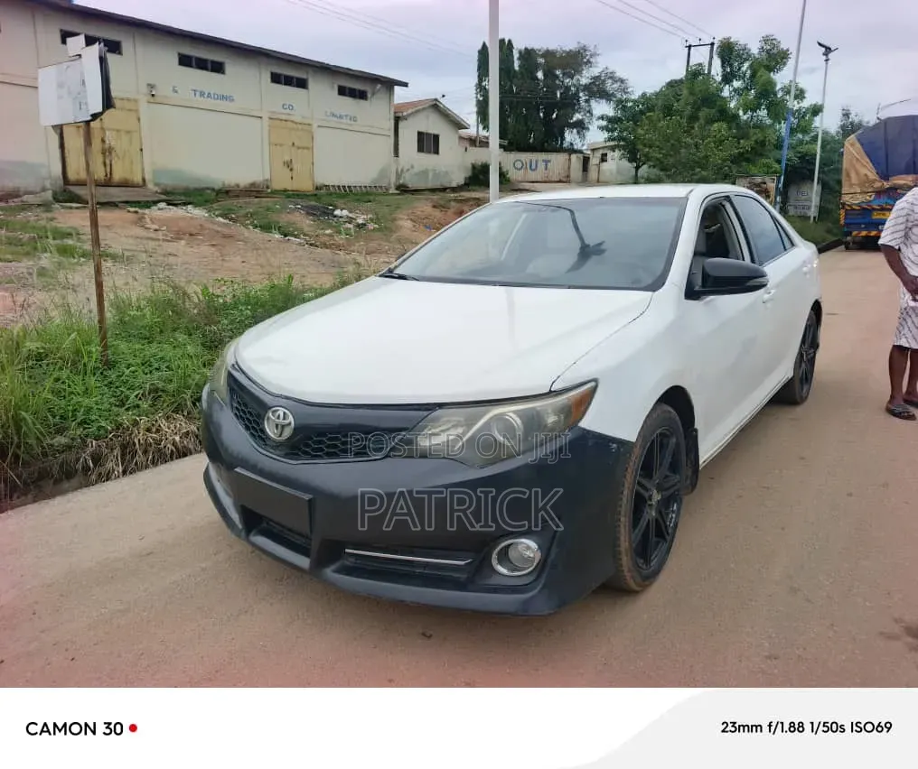 Toyota Camry SE 4dr Sedan (2.5L 4cyl 6A) 2013 White
