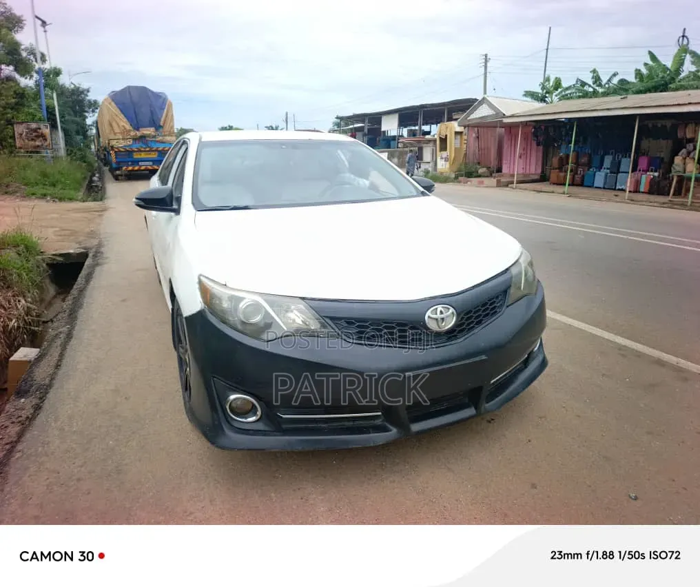 Toyota Camry SE 4dr Sedan (2.5L 4cyl 6A) 2013 White