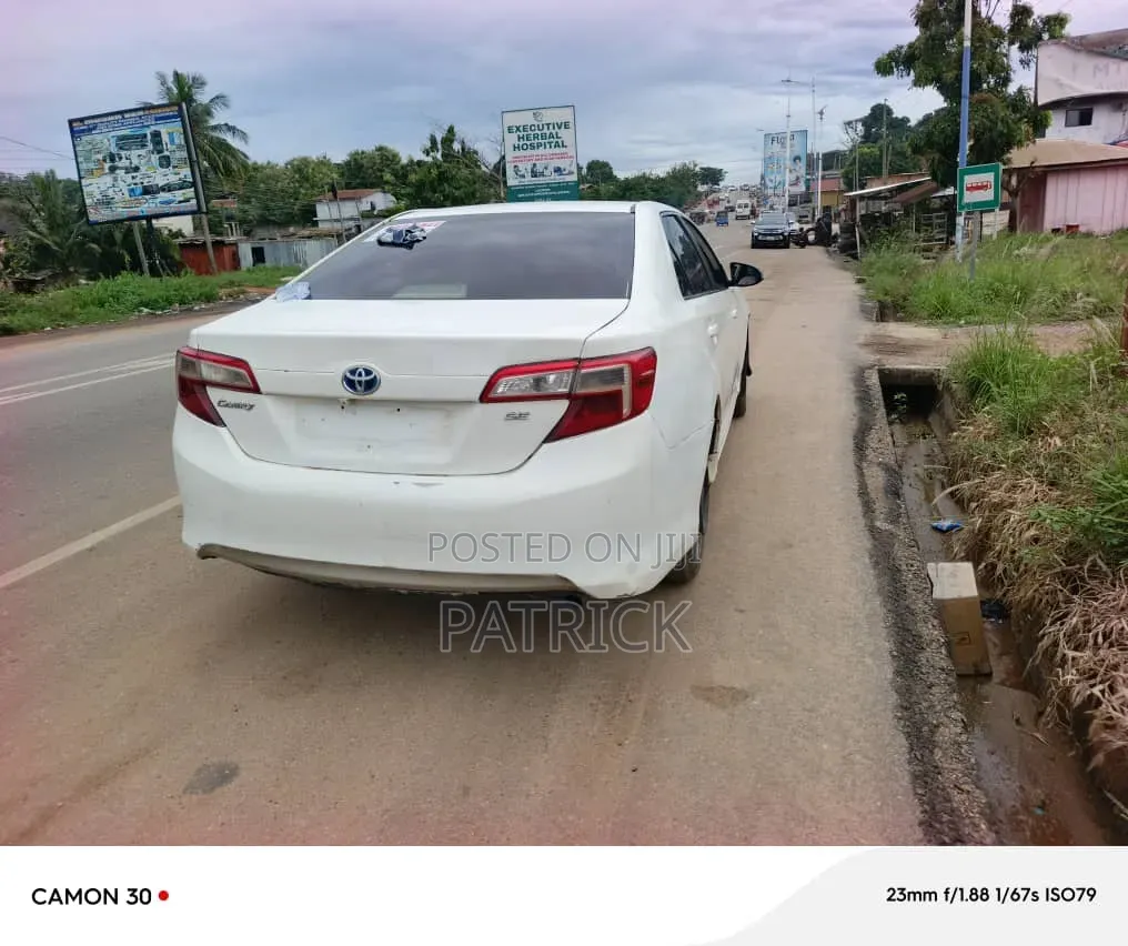 Toyota Camry SE 4dr Sedan (2.5L 4cyl 6A) 2013 White