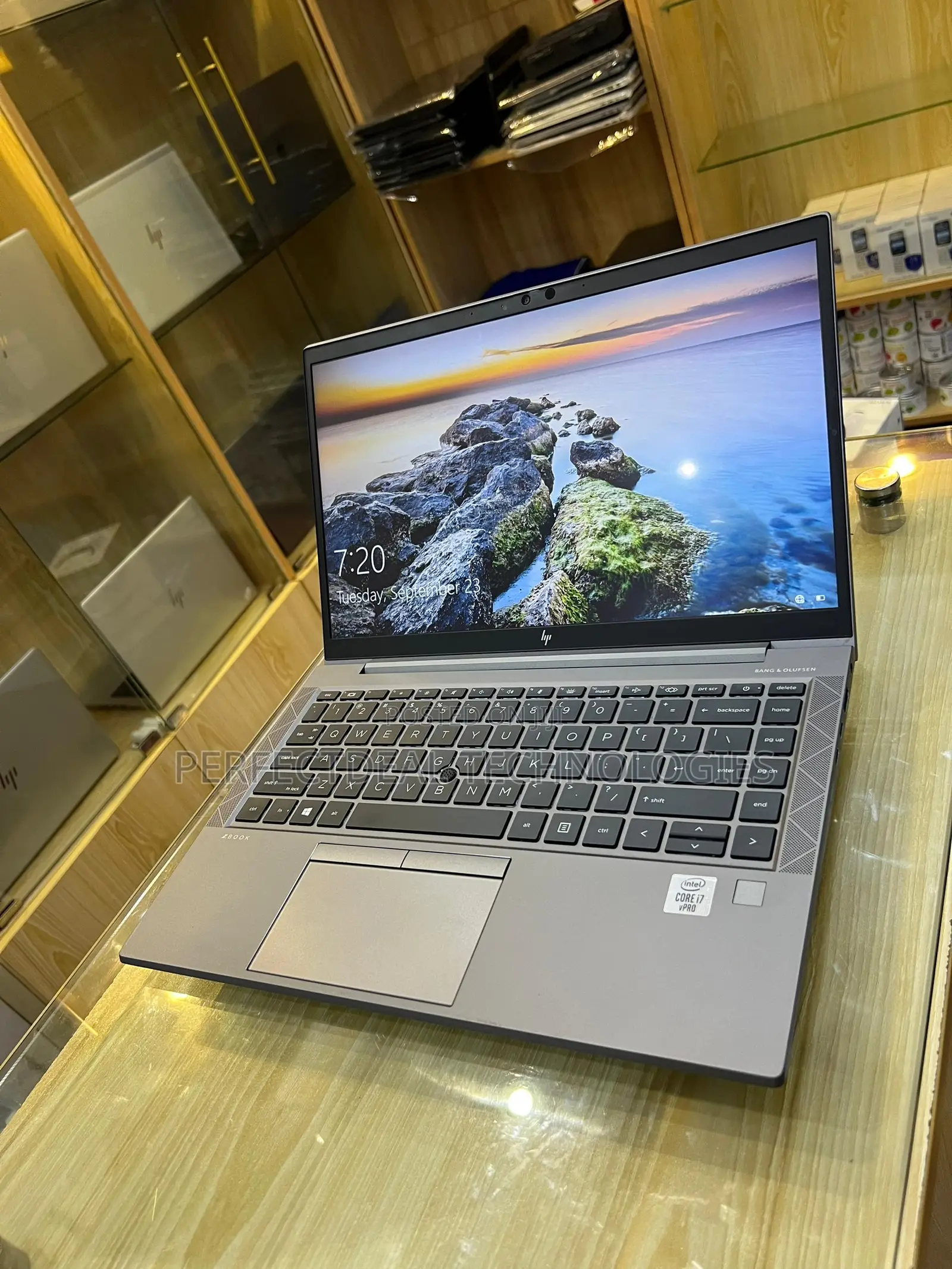 New Laptop HP ZBook Firefly 14 G7 8GB Intel Core i5 SSD 256GB
