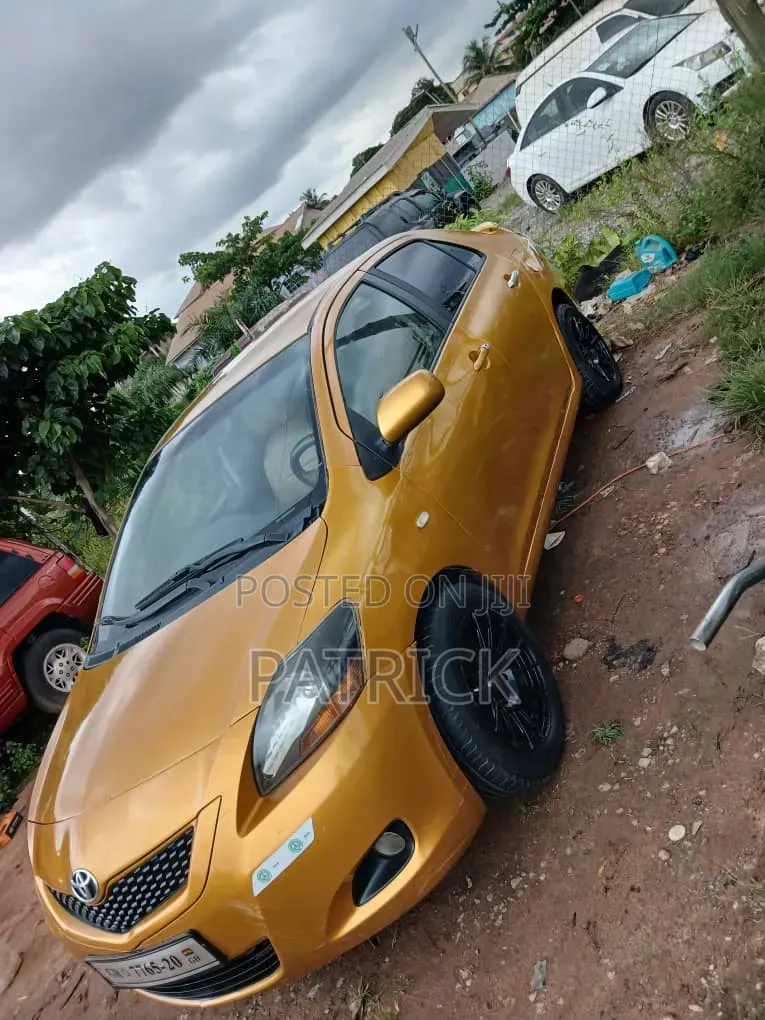 Toyota Yaris Base Sedan 4dr 2010 Yellow