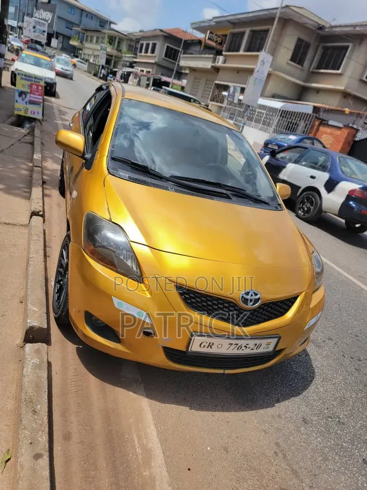 Toyota Yaris Base Sedan 4dr 2010 Yellow