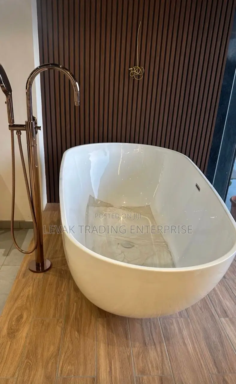 Bathtub - Free Standing Bath / Jacuzzi Bath