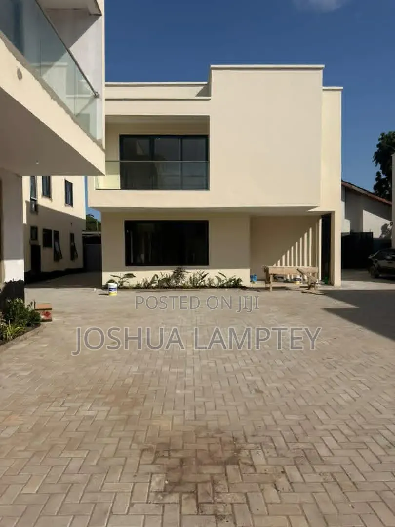 4bdrm Townhouse / Terrace in East Legon A&C Mall for rent