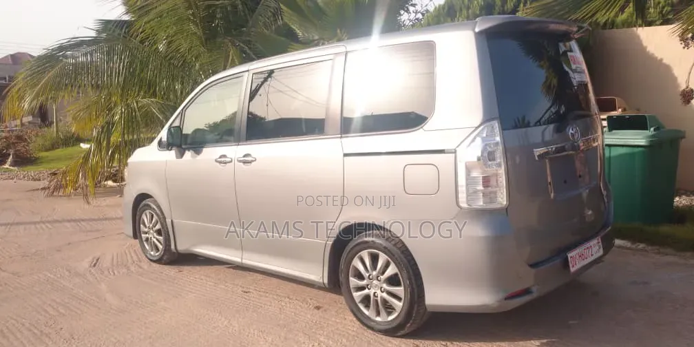 Toyota Voxy 2013 Gray