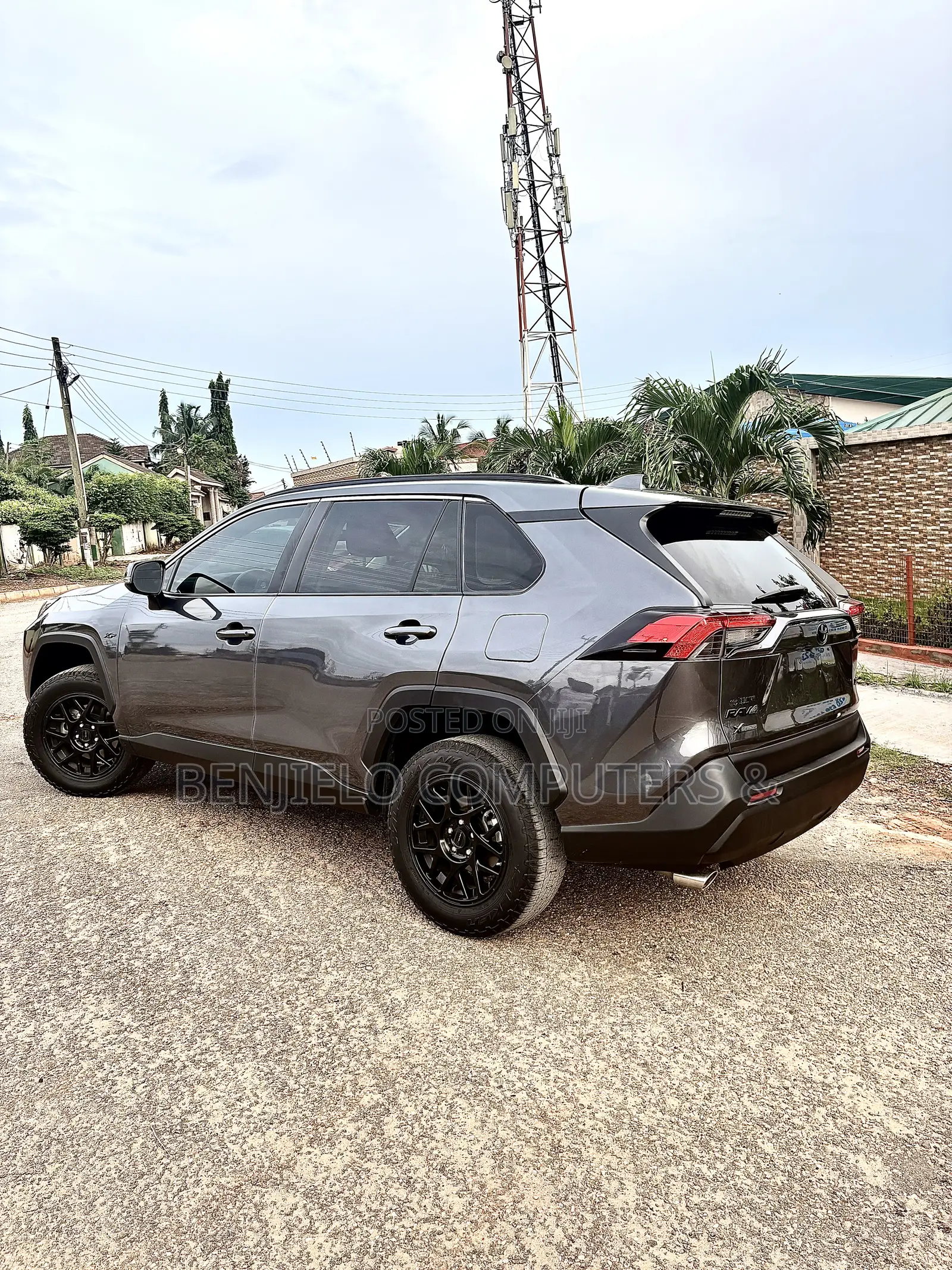 Toyota RAV4 XLE FWD 2023 Gray