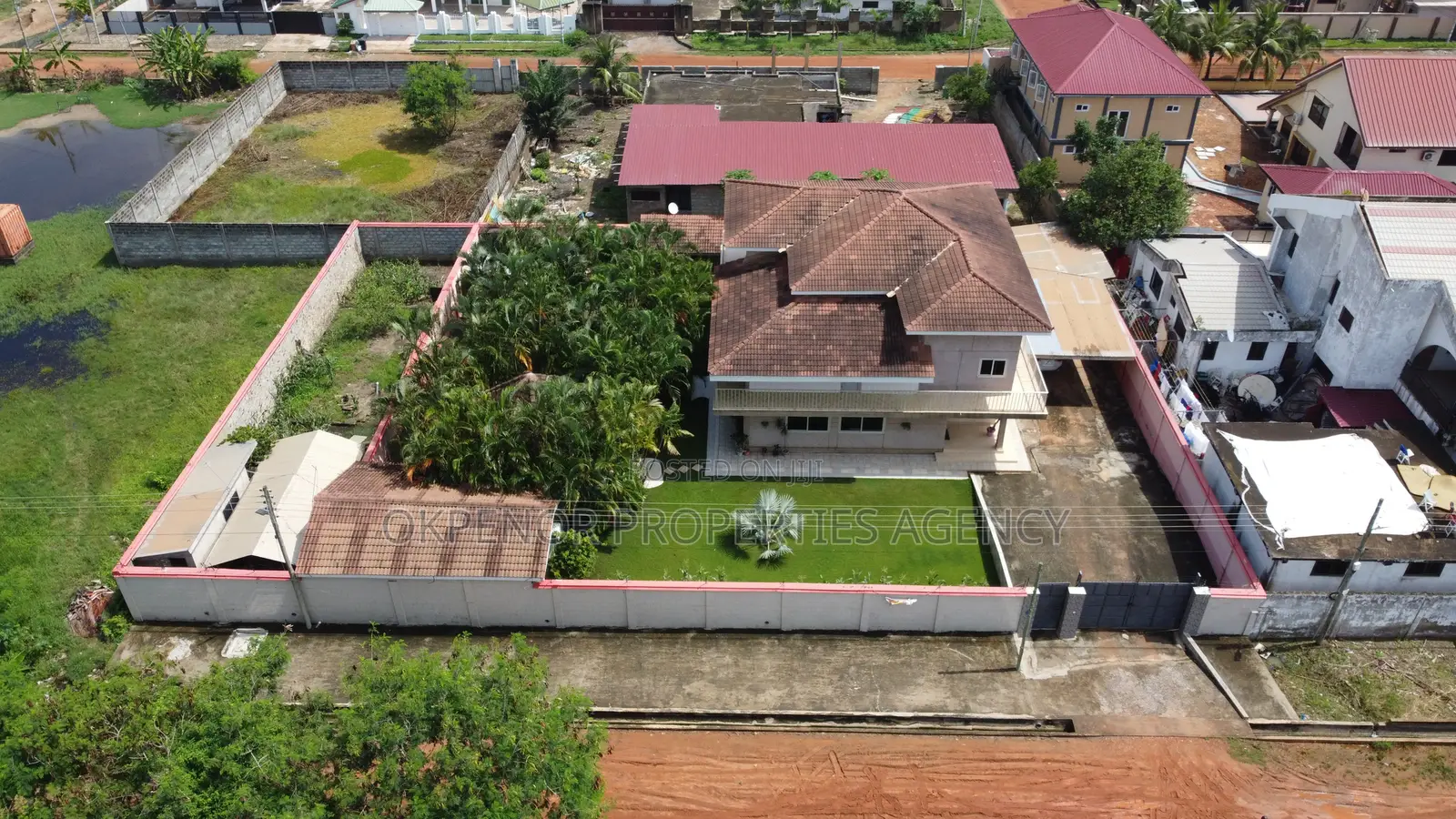 5bdrm House in Community6, Tema Metropolitan for sale