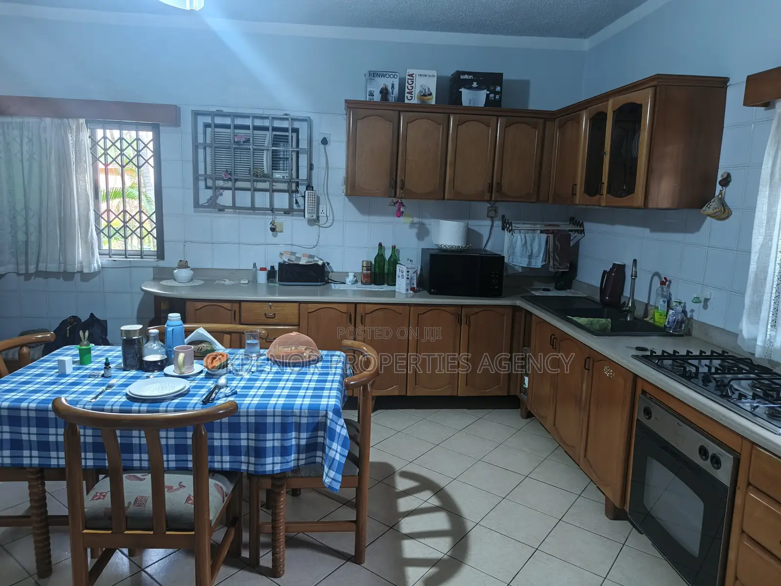 5bdrm House in Community6, Tema Metropolitan for sale