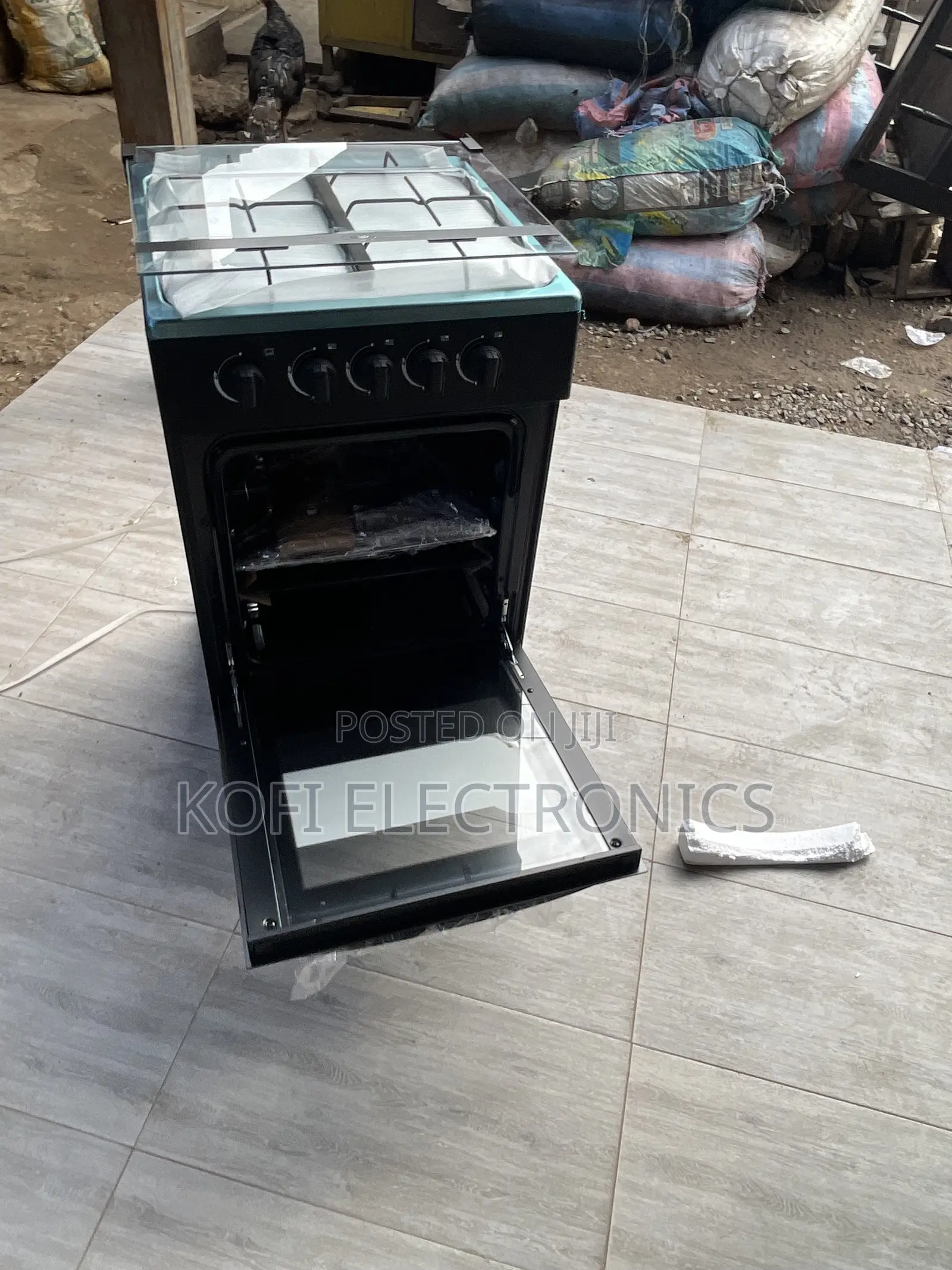 A Stand Alone Midea 4 Burner Gas Cooker