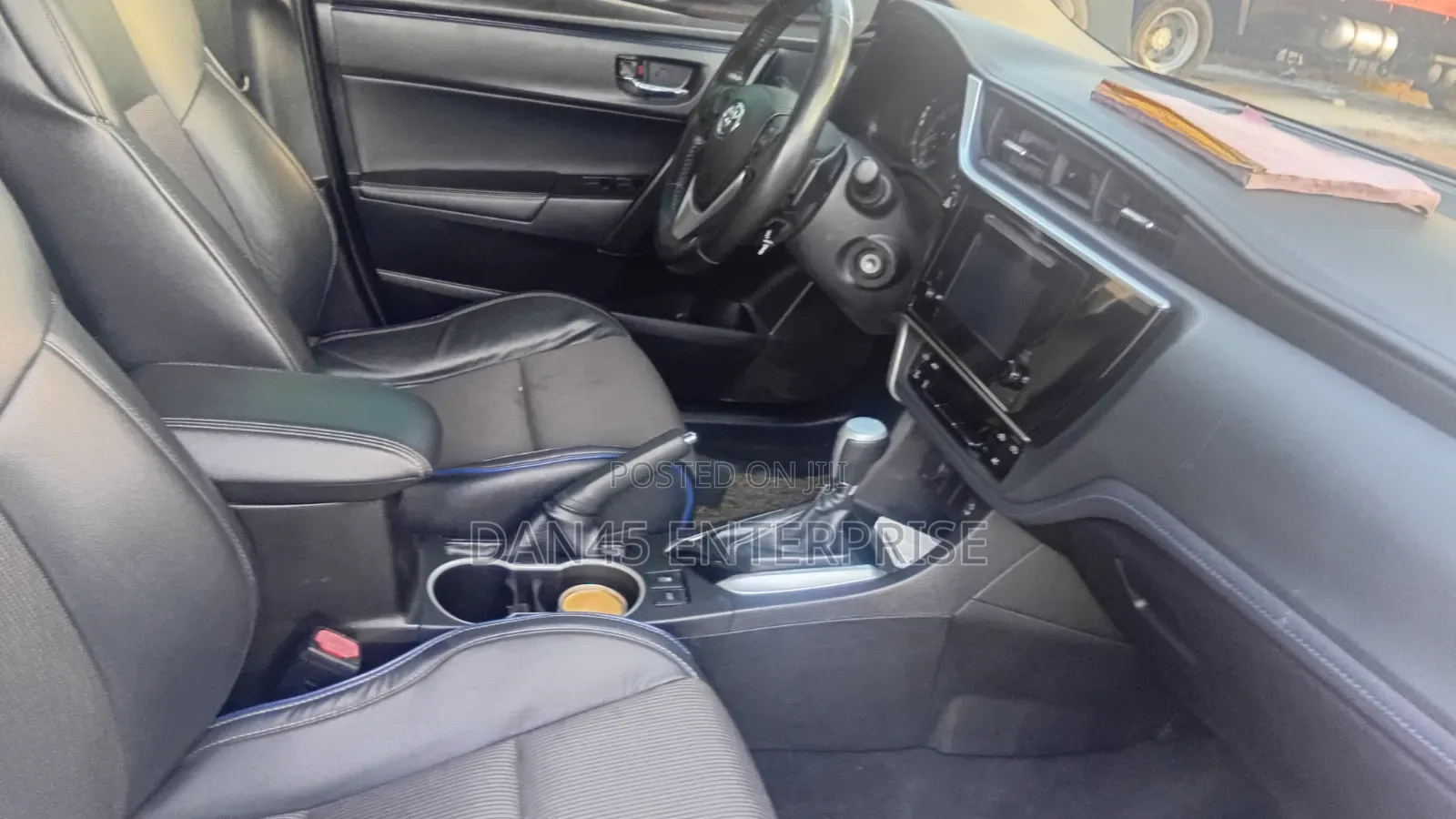 Toyota Corolla SE (1.8L 4cyl 6M) 2018 Gray
