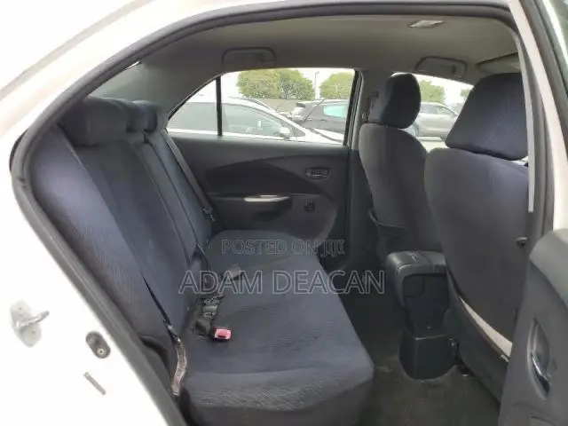 Toyota Yaris Base Sedan 4dr 2010 White