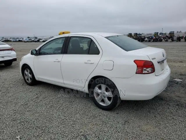 Toyota Yaris Base Sedan 4dr 2010 White
