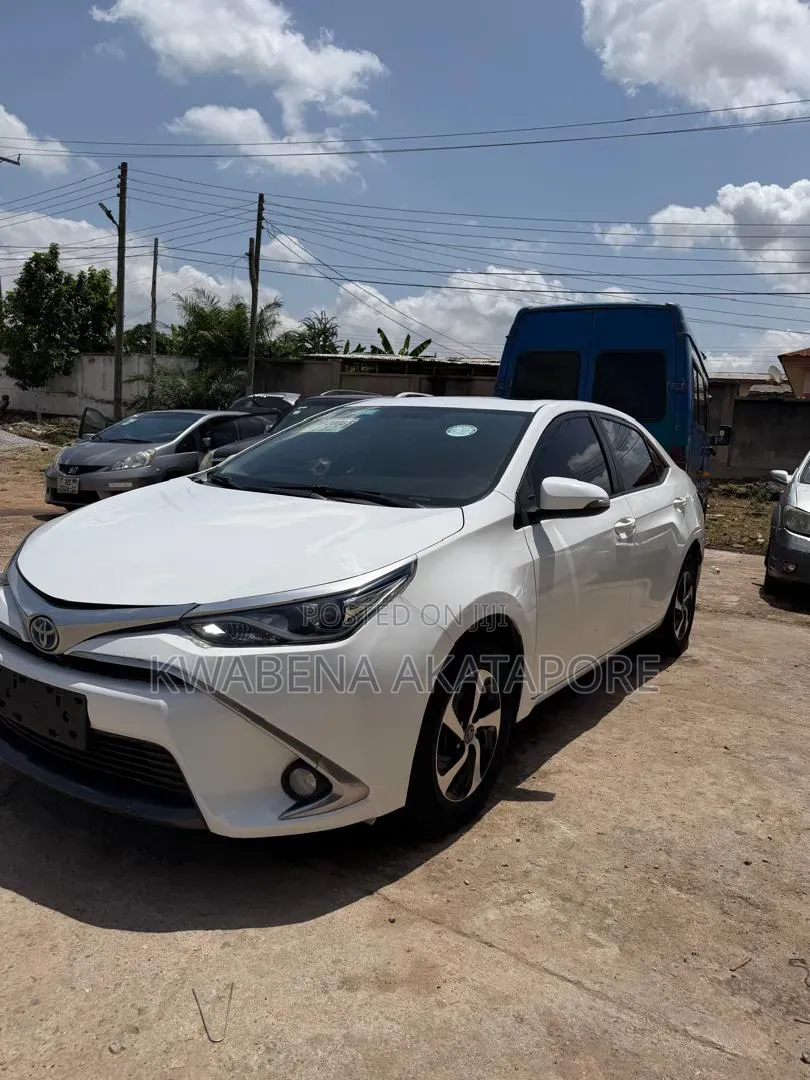 Toyota Corolla XLE (1.8L 4cyl 2A) 2018 White