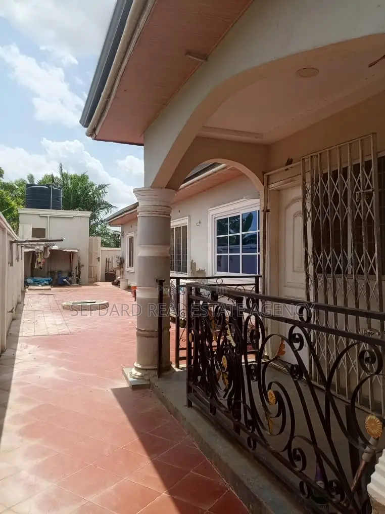 3bdrm House in Sefdard Properties, Amasaman for rent