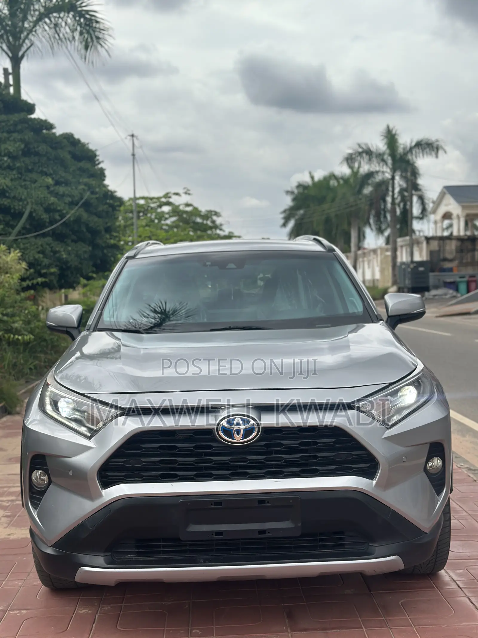 Toyota RAV4 XLE 2021 Silver
