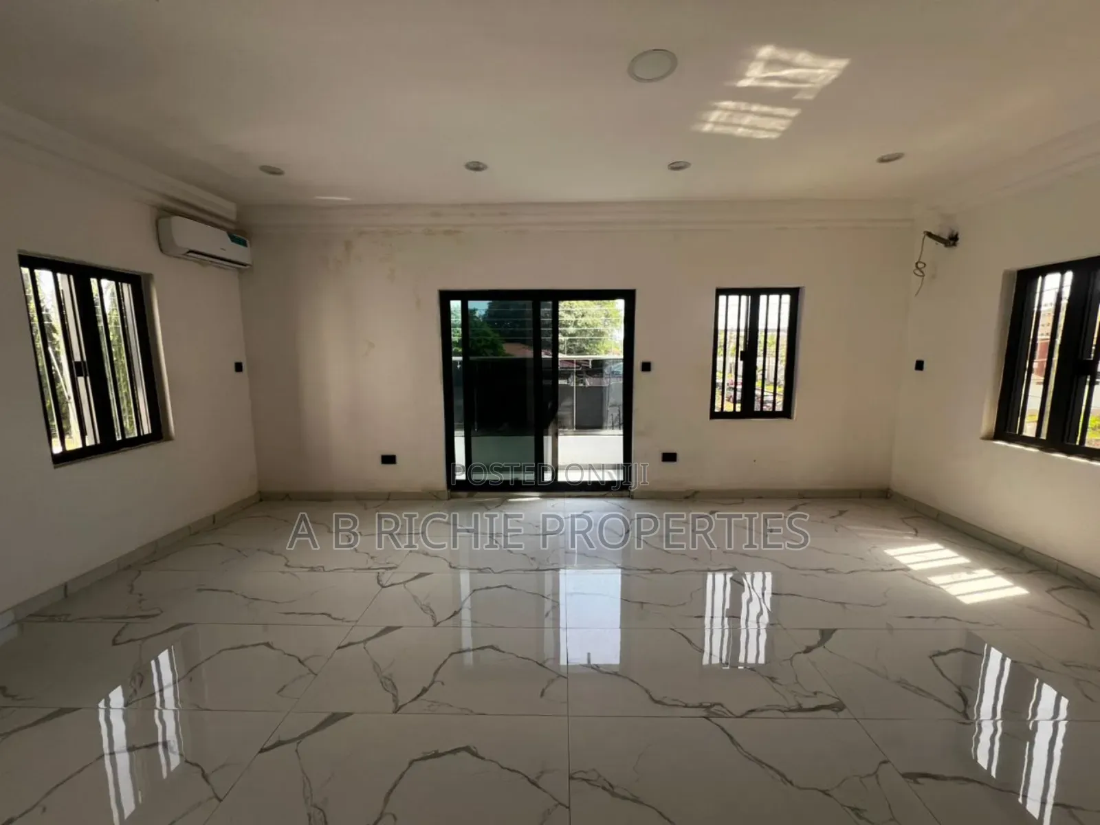 5bdrm Duplex in Ab Richie Properties, Boundary Road Area for sale