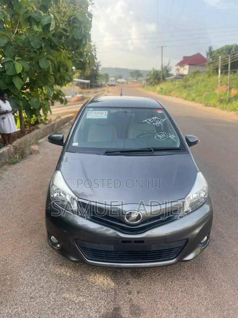 Toyota Vitz 1.3 AWD 5dr 2014 Gray