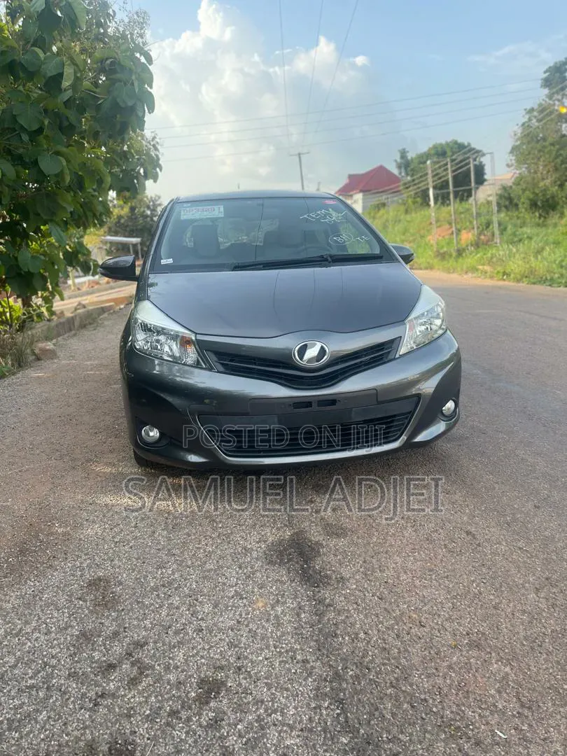 Toyota Vitz 1.3 AWD 5dr 2014 Gray
