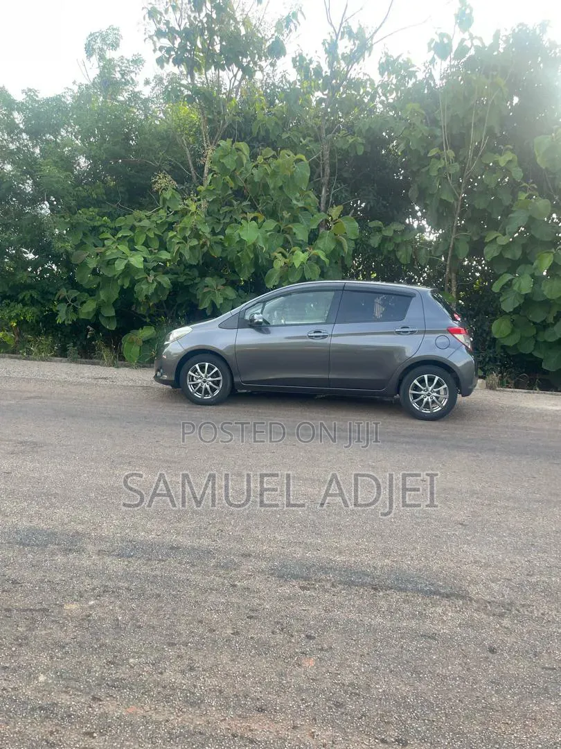 Toyota Vitz 1.3 AWD 5dr 2014 Gray
