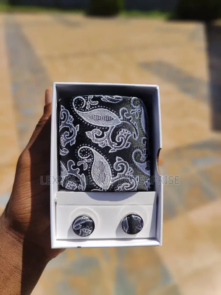 Quality Flying Tie, Cufflinks Pocket Square in a Box