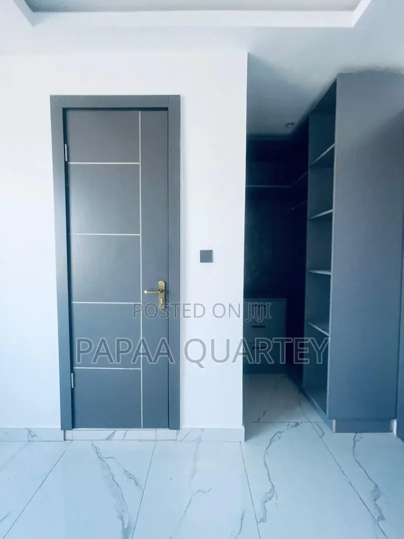 9bdrm House in Ashaley Botwe for sale