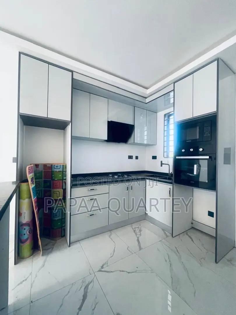 9bdrm House in Ashaley Botwe for sale