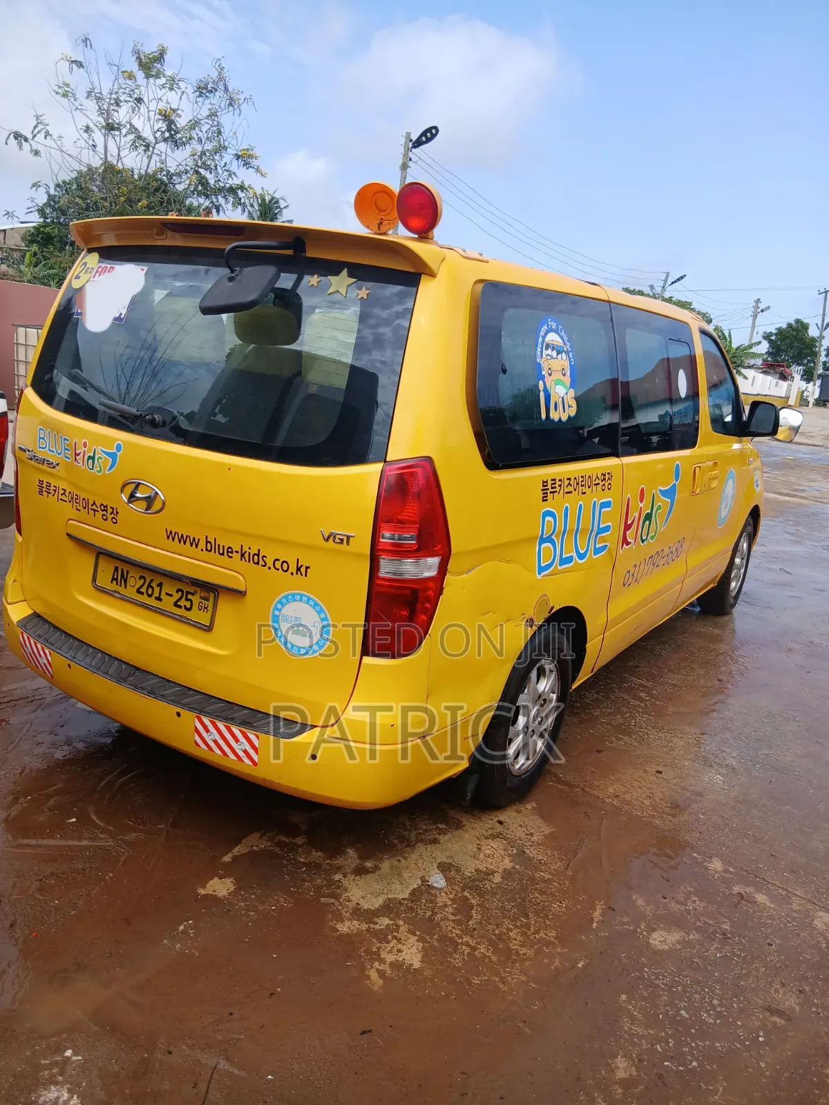 Hyundai H1 2013 Yellow