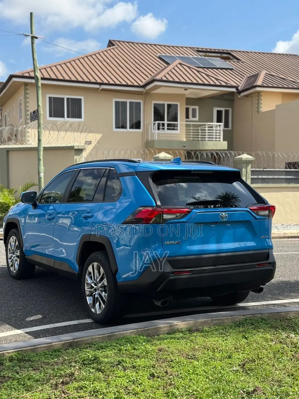 Toyota RAV4 XLE Premium 2021 Blue