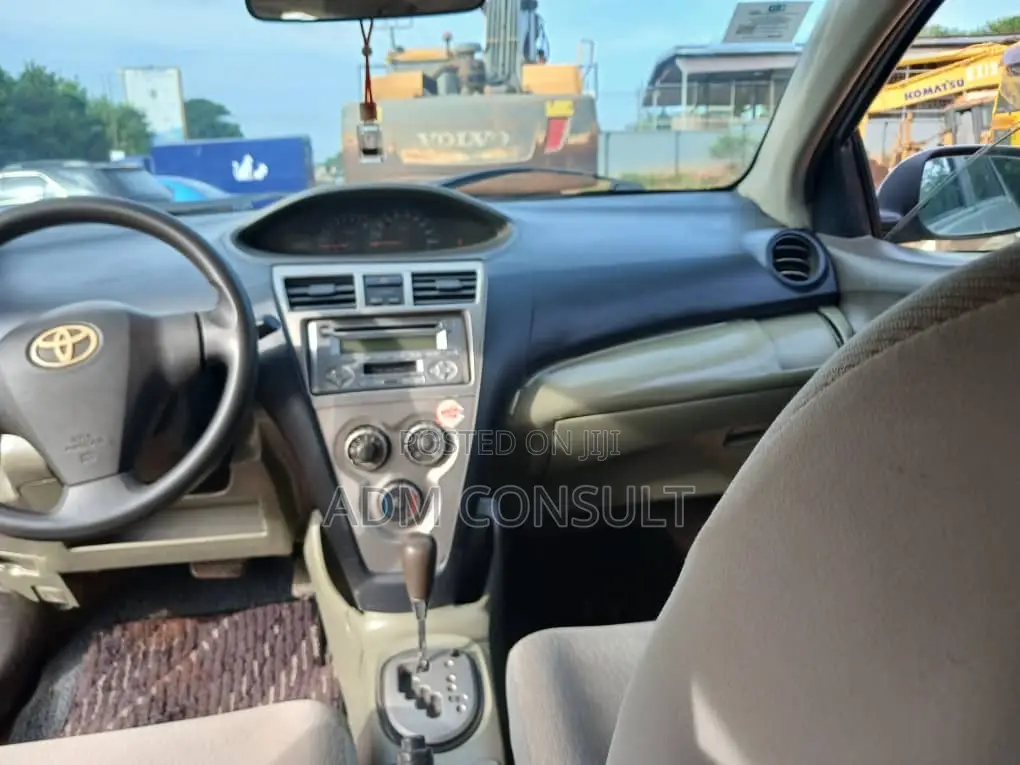 Toyota Belta 2010 Silver