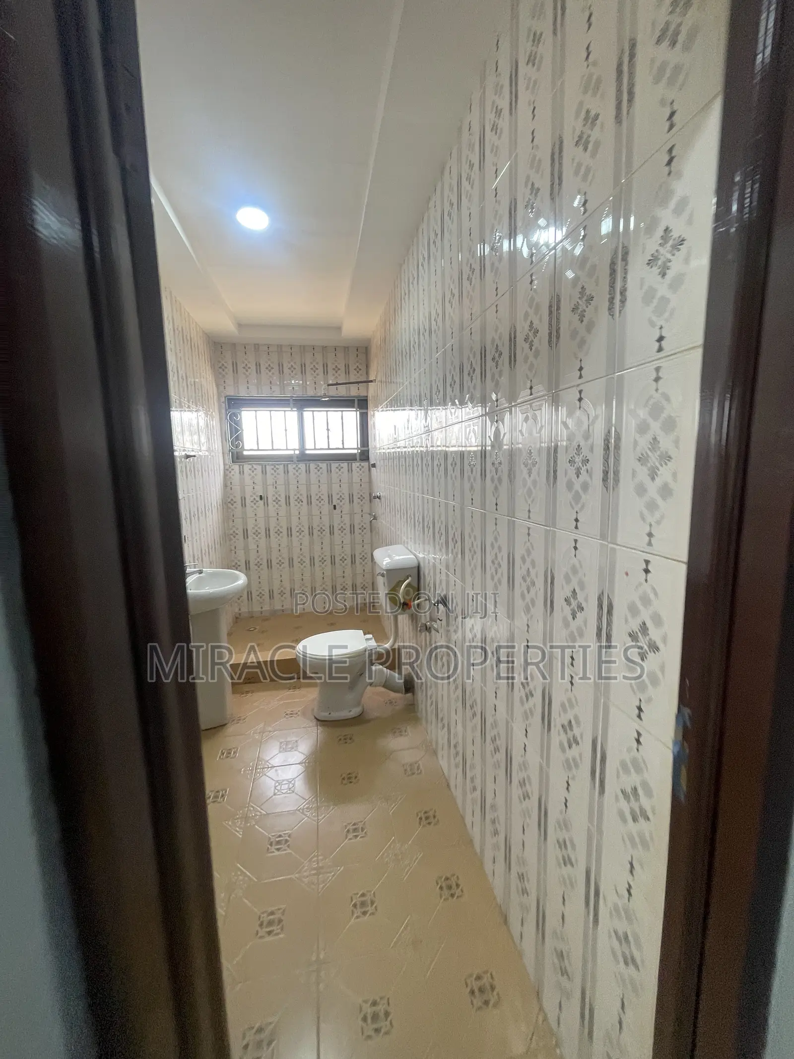 2bdrm Apartment in Miracle Properties, Madina for rent