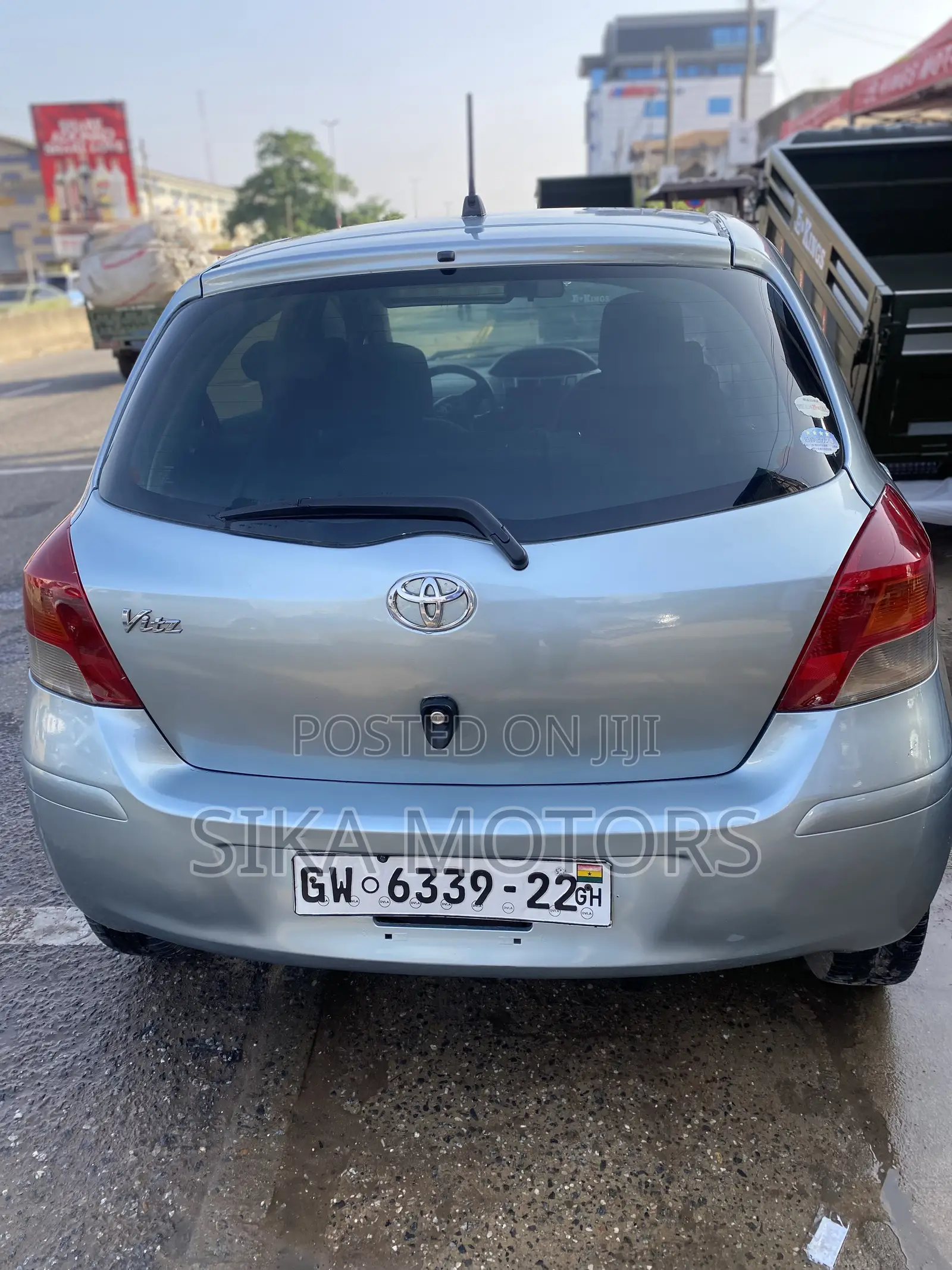 Toyota Vitz 2010 Silver