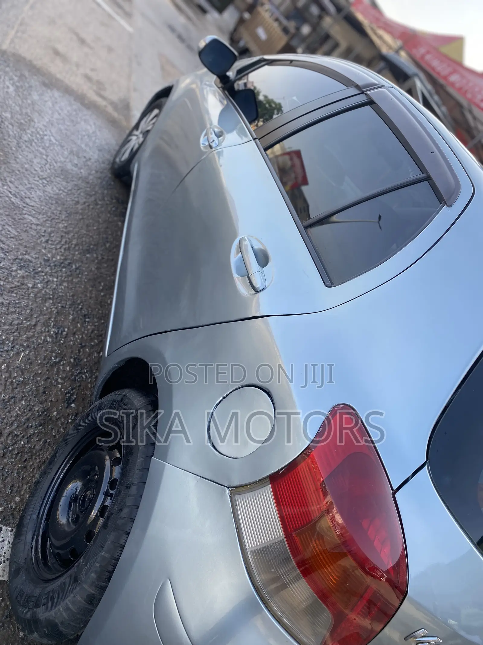 Toyota Vitz 2010 Silver