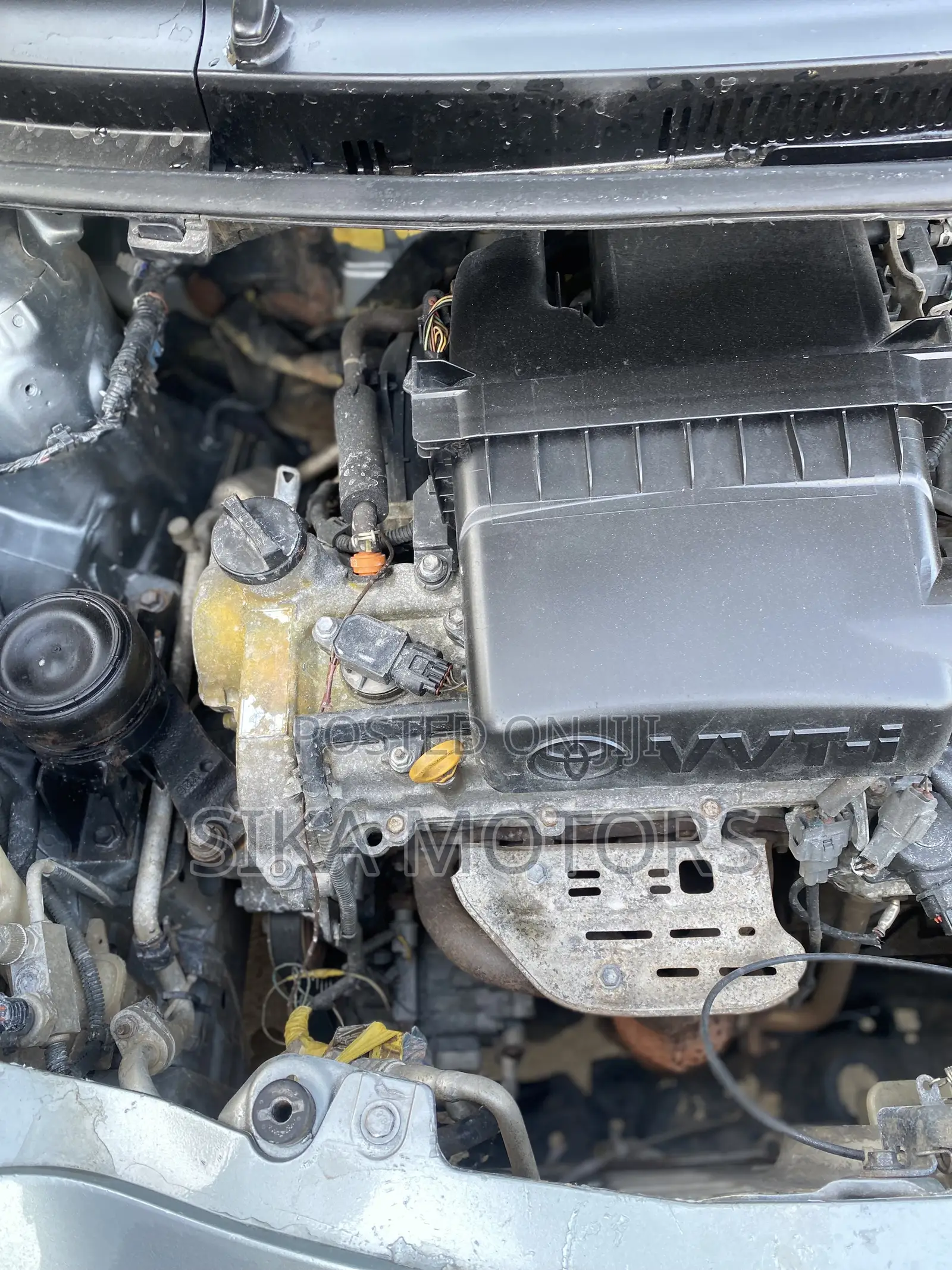Toyota Vitz 2010 Silver