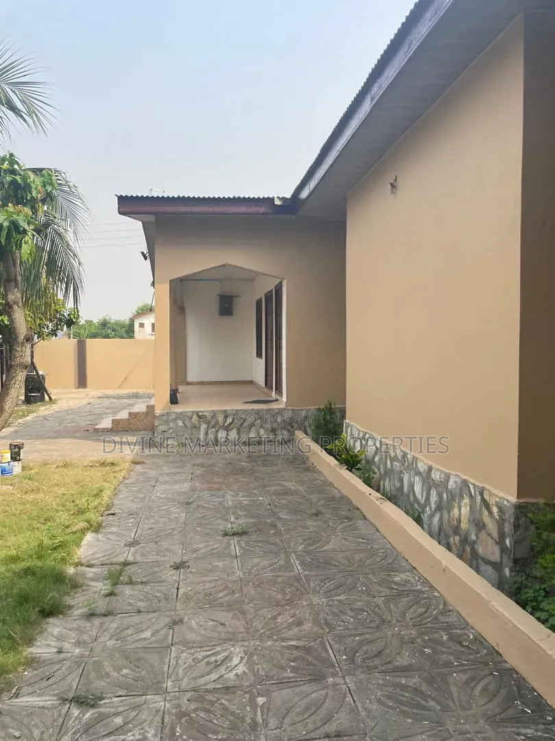 5bdrm House in Kakraba, Adade for sale