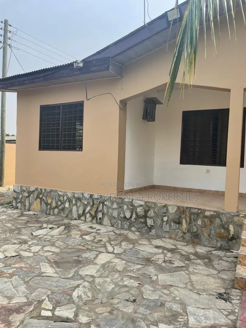 5bdrm House in Kakraba, Adade for sale