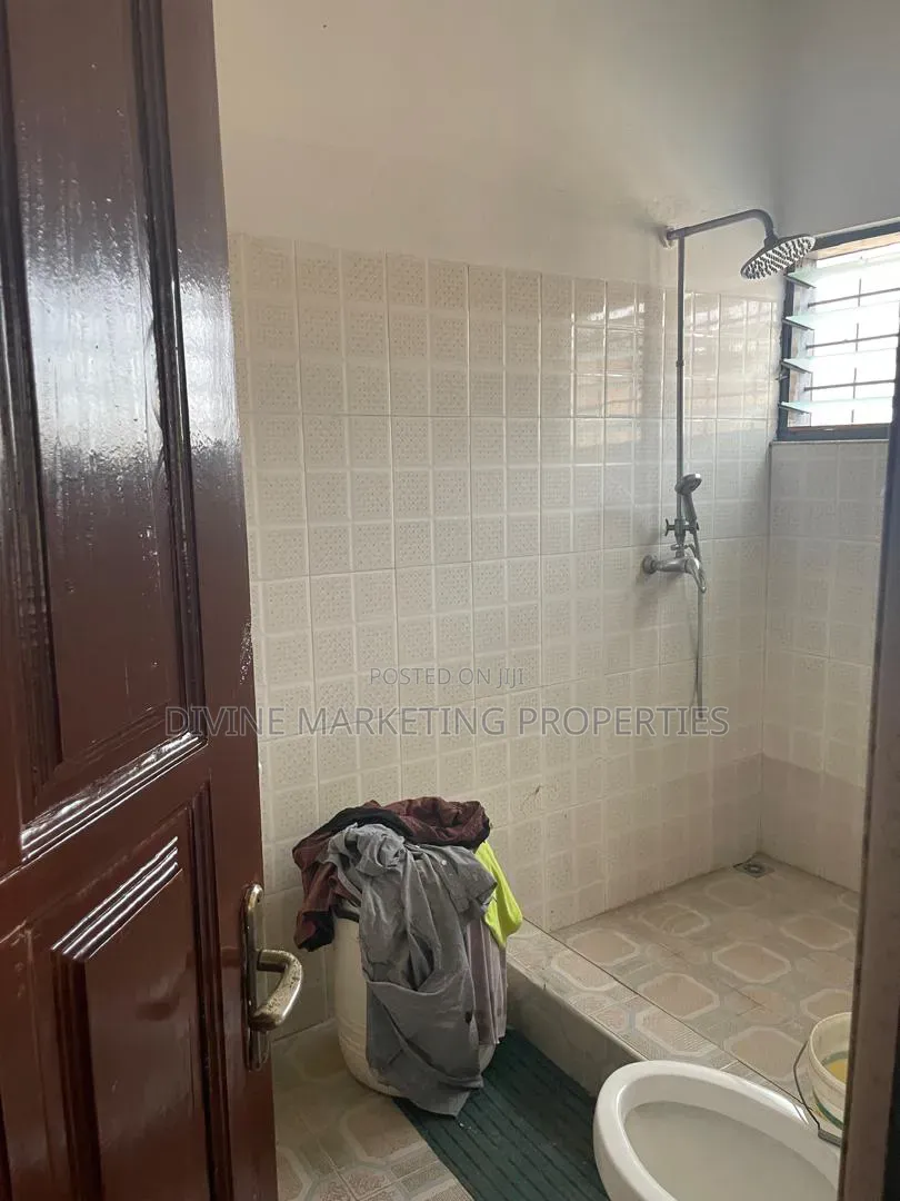 5bdrm House in Kakraba, Adade for sale