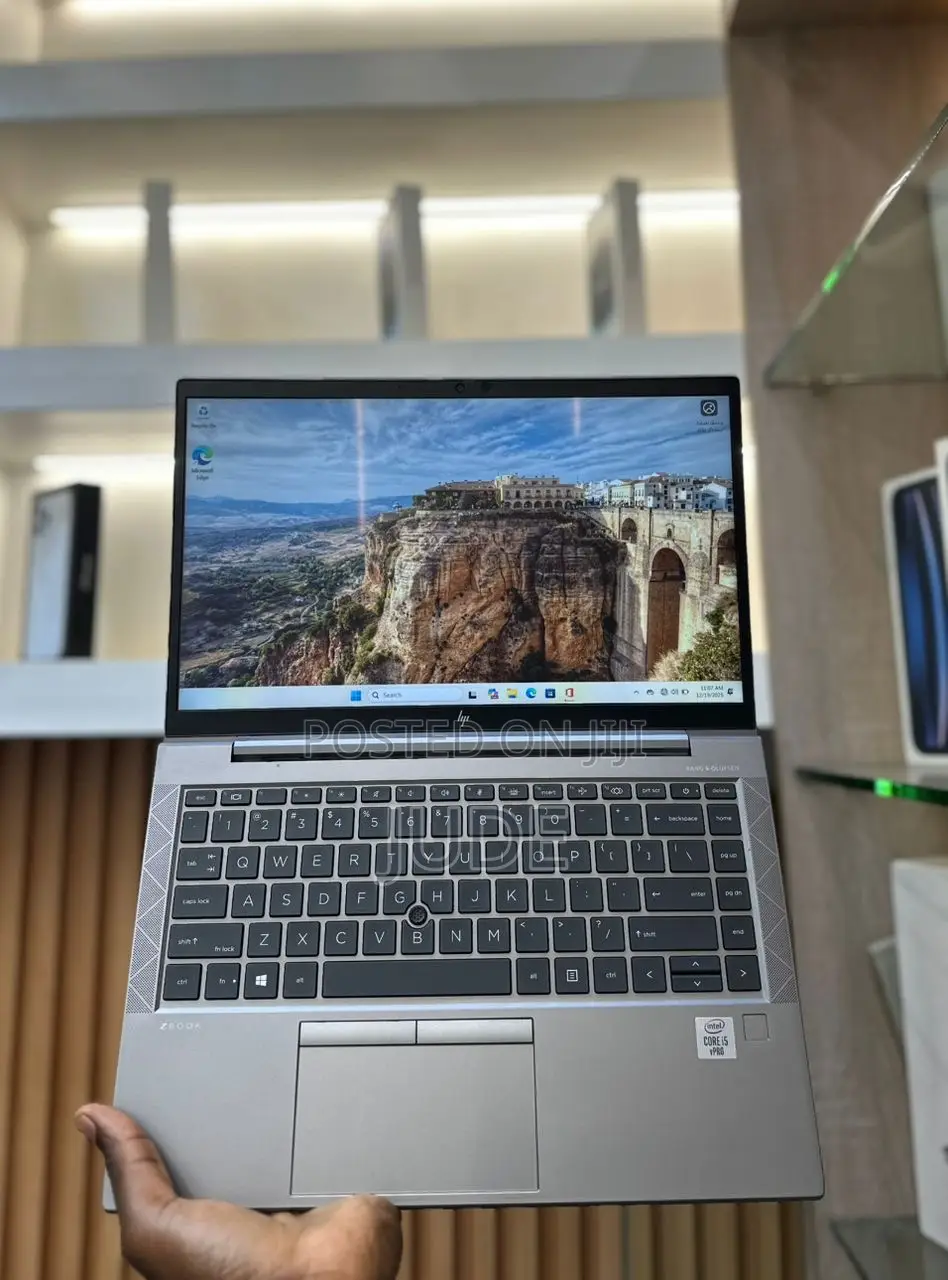 New Laptop HP ZBook Firefly 15 G7 16GB Intel Core i5 SSD 256GB