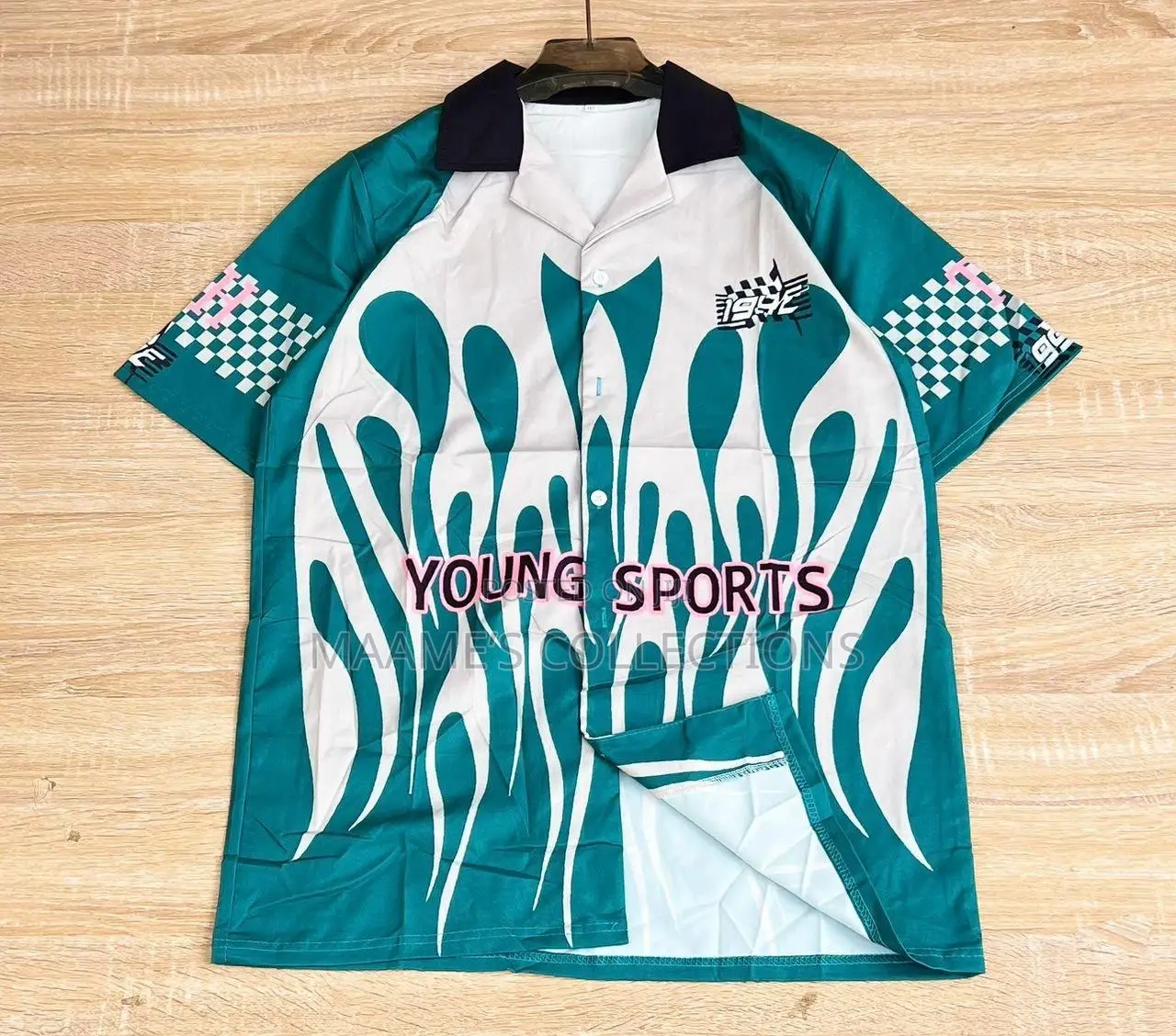 A Fashionable Casual Short Sleeve Shirt for Both Men and Women